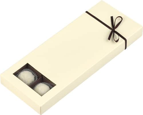 12er Schachtel "Sekt-Trüffel" von Schell Schokoladen befinden sich in einer beigen Schachtel mit einem braunem Band oben rum die zur einer Schleife gebunden ist