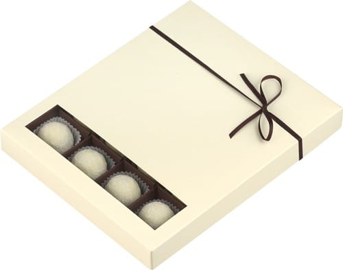 20er Schachtel "Sekt-Trüffel" von Schell Schokoladen befinden sich in einer beigen Schachtel mit einem braunem Band oben rum die zur einer Schleife gebunden ist
