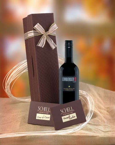 Geschenkpaket „Lemberger“ ohne Pralinen mit je einer Tafel Coeur de Cacao und Venezuela Espelette in einer braunen Verpackung. Zudem noch eine Flasche Wein.