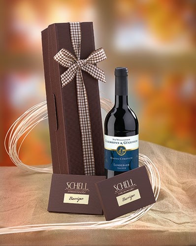 Geschenkpaket „Barrique“ ohne Pralinen mit je zwei Tafeln Barrique in einer braunen Verpackung. Zudem noch eine Flasche Wein.