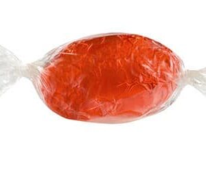Das Grand Manier Pralinenei ist in eine orangene Alu-Verpackung und Cellophan verpackt wie ein Bonbon