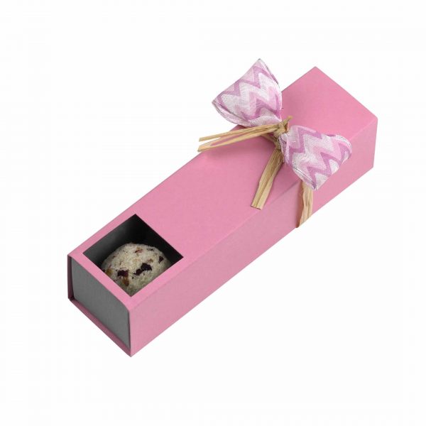 4er Stange "Rosenzauber" von Schell Schokoladen hat eine pinke Verpackung mit einer pinken Schleife an einem Strohband.
