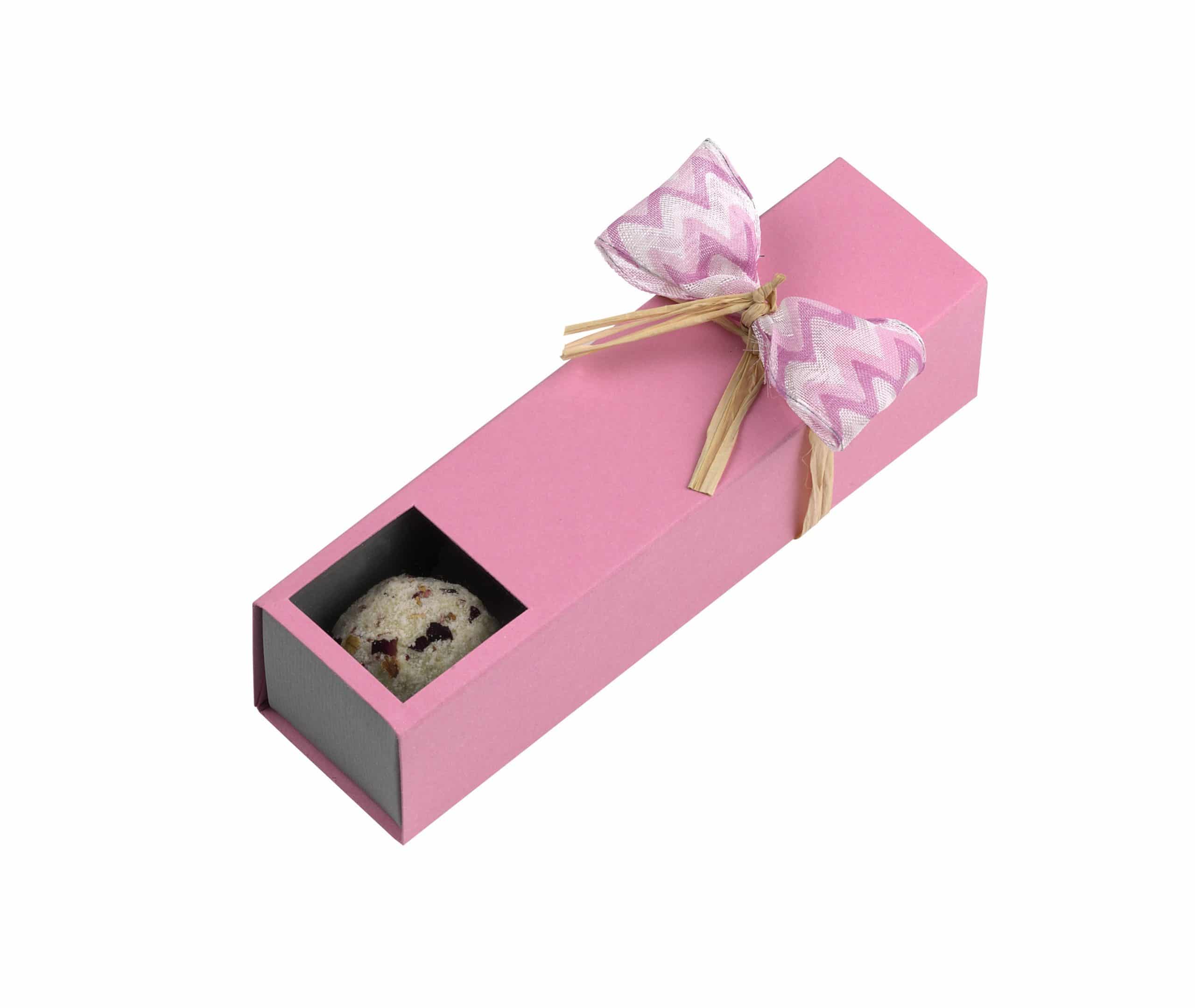 4er Stange "Rosenzauber" von Schell Schokoladen hat eine pinke Verpackung mit einer pinken Schleife an einem Strohband.