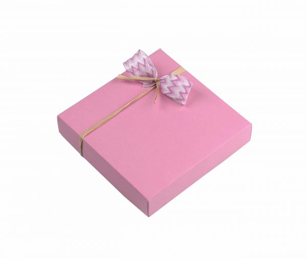 9er Schachtel "Rosenzauber" hat eine pinke Verpackung mit einer pinken Schleife an einem Strohband.