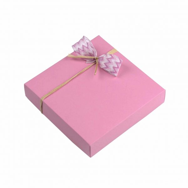 9er Schachtel "Rosenzauber" hat eine pinke Verpackung mit einer pinken Schleife an einem Strohband.