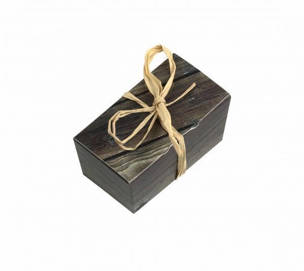 2er Schatulle "Essigschleckerle" hat eine kleine Pappschachtel mit Holzmuster mit einer Schleife aus Strohband