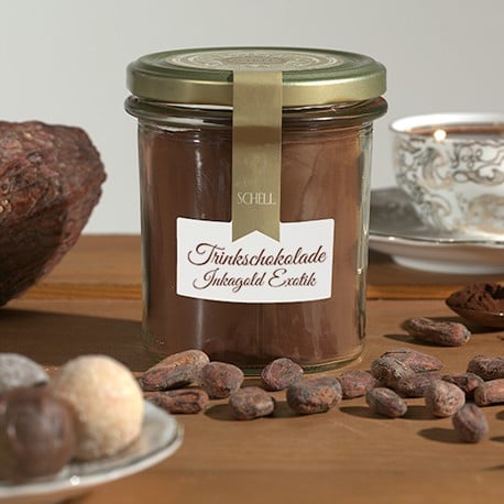 Die Trinkschokolade Inkagold Exotik wird aus Milchschokolade hergestellt, dazu kommt noch schwach entöltest Kakaopulver und für die Süße ist ein bisschen Rohrzucker beigefügt.