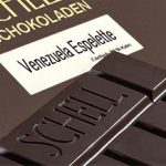 Schell Schokoladentafel edelherb mit 70 % Kakaoanteil. Aromakakao aus Venezuela mit Espelettechili verfeinert.