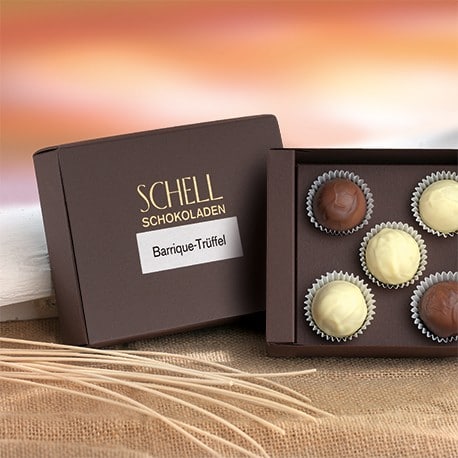 Barrique Trüffel von Schell Schokoladen befinden sich in einer 5er Schachtel mit einer braunen Verpackung, auf dem Deckel steht das Schell Logo und drunter die Pralinensorte.
