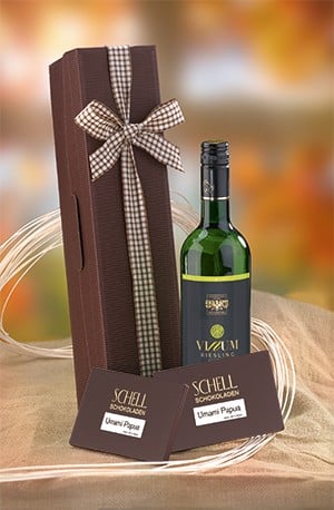 Geschenkpaket „Vinum“ ohne Pralinen mit je zwei Tafeln Umami Papua in einer braunen Verpackung. Zudem noch einen Wein.