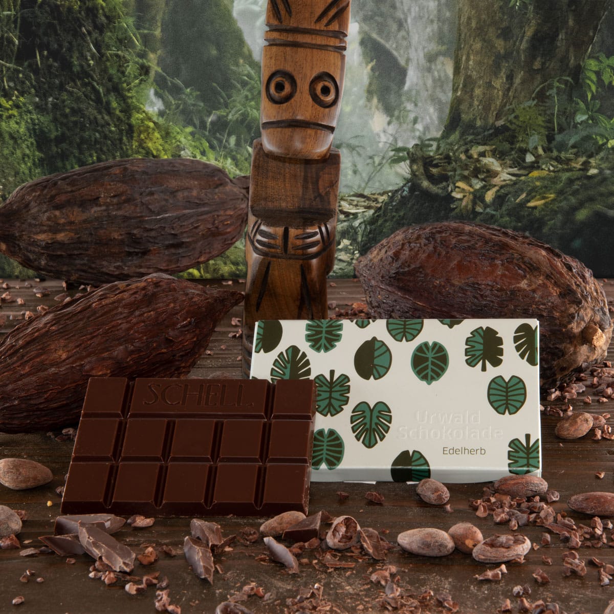 Borneo Edelherb mit 71% Kakaoanteil, die Kakaobohnen werden fermentiert und bietet ein absolutes Genusserlebnis. Die Verpackung ist eine Schatulle aus Karton mit Abbildung von grünen Blättern