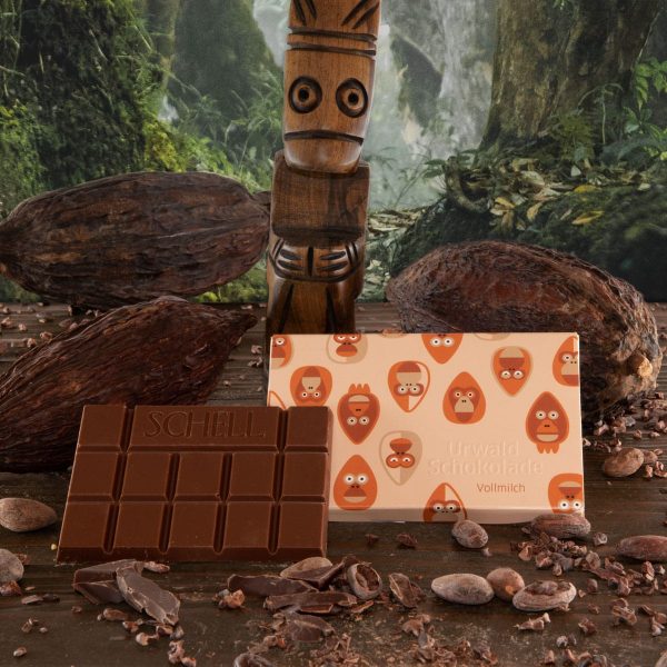 Borneo Vollmilch mit 49% Kakaoanteil kommt von der Indonesischen Insel Borneo und bietet einen anhaltenden Schooladen-Genuss von Schell Schokoladen. Die Verpackung ist eine Schatulle aus Karton mit Abbildungen von orangen Orang-Utans bedruckt