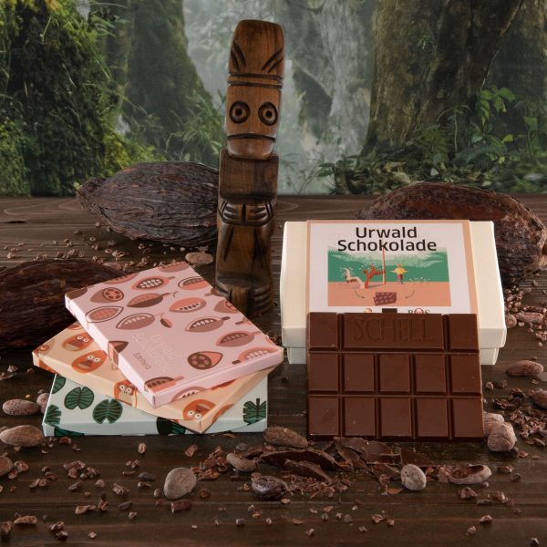 Das Urwaldschokolade Set beinhaltet drei Schokoladen, Borneo Edelherb mit 71% Kakaoanteil, die Kakaobohnen werden fermentiert und bietet ein absolutes Genusserlebnis. Indonesian Islands Edelherb mit 75% Kakaoanteil stammt von verschiedenen Insel Indonesiens und bietet ein besonderes Erlebnis. Borneo Vollmilch mit 49% Kakaoanteil kommt von der Indonesischen Insel Borneo und bietet einen anhaltenden Schooladen-Genuss von Schell Schokoladen. Die Verpackung ist eine Schatulle aus Karton.