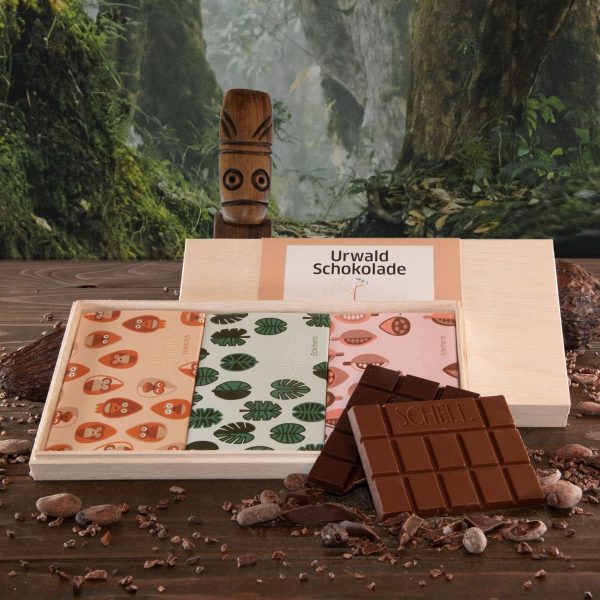 Das Urwaldschokolade Set beinhaltet drei Schokoladen, Borneo Edelherb mit 71% Kakaoanteil, die Kakaobohnen werden fermentiert und bietet ein absolutes Genusserlebnis. Indonesian Islands Edelherb mit 75% Kakaoanteil stammt von verschiedenen Insel Indonesiens und bietet ein besonderes Erlebnis. Borneo Vollmilch mit 49% Kakaoanteil kommt von der Indonesischen Insel Borneo und bietet einen anhaltenden Schooladen-Genuss von Schell Schokoladen. Die Verpackung ist eine Holzkiste aus Sengonholz aus Borneo. Mit dem Kauf der Schokolade unterstützen Sie das Agrarprojekt der NGO Fairventures auf Borneo welches die Aufforstung des Regenwalds und bedürftige Familien unterstützt.
