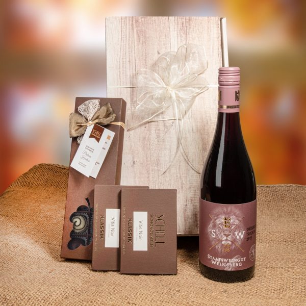 Geschenkpaket „Vitis“ mit Pralinen enthält jeweils zwei Tafeln Vitis Noir in einer braunen Verpackung. Zudem gibt es noch einen Spätburgunder Wein und eine 14er Schachtel mit der Kreation "Rund um den Wein" in einer braunen Verpackung mit einer braunen Schleife und weißen Schleife.